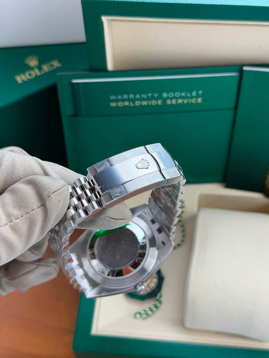 Rolex Date just 41mm Wimbledon
18k Whitegold Flutted Bezel - Image 3