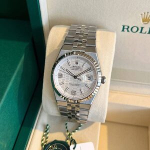LAND-DWELLER
Steel Fluted bezel